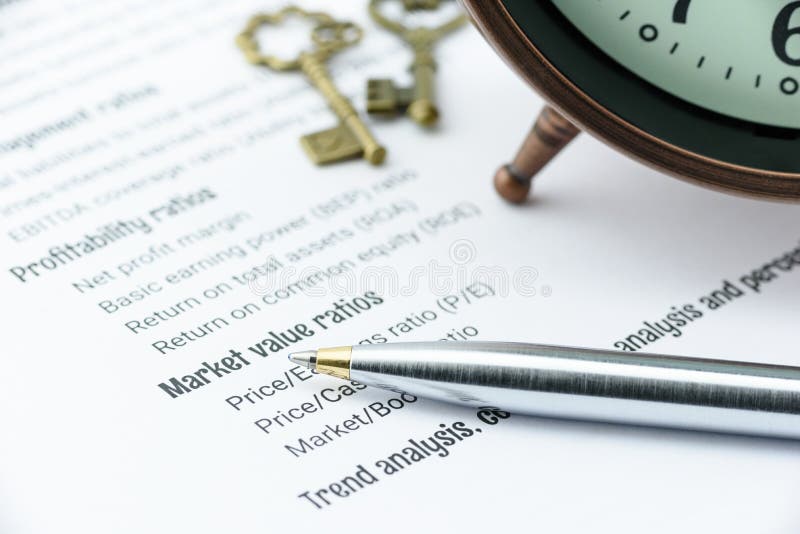 Penna a sfera blu sulle liste di rapporti di controllo finanziarie di analisi con un orologio antico e due chiavi d'ottone d'anna fotografie stock libere da diritti Penna a sfera blu sulle liste di rapporti di controllo finanziarie di analisi con un orologio antico e due chiavi d'ottone d'anna fotografie stock libere da diritti