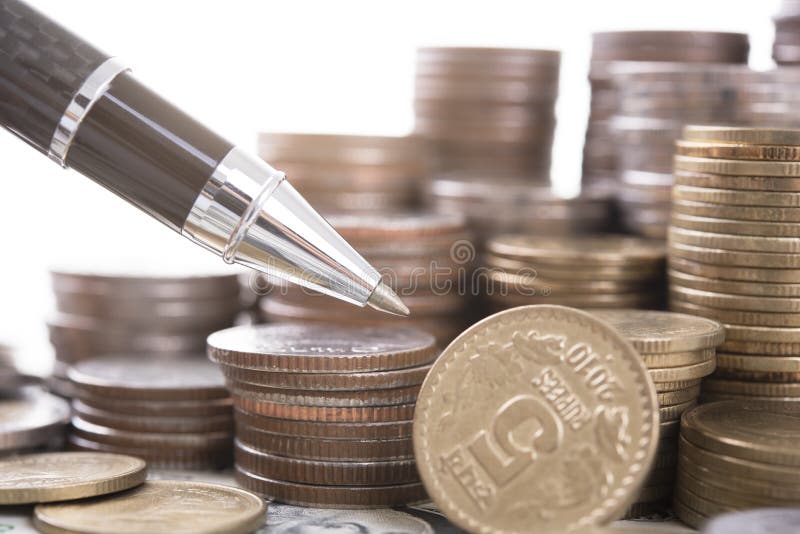 Penna, soldi della moneta del mucchio con finanza delle banconote in dollari ed attività bancarie fotografia stock Penna, soldi della moneta del mucchio con finanza delle banconote in dollari ed attività bancarie fotografia stock