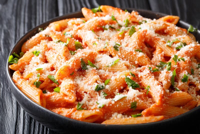 Penne alla vodka is een zacht deegras dat is getoverd in een rijke en heerlijke tomaat, wodka en roomsaus, allemaal getoverd met stock afbeeldingen Penne alla vodka is een zacht deegras dat is getoverd in een rijke en heerlijke tomaat, wodka en roomsaus, allemaal getoverd met stock afbeeldingen