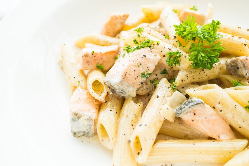 Penne-carbonara Teigwaren mit Lachsen lizenzfreie stockbilder Penne-carbonara Teigwaren mit Lachsen lizenzfreie stockbilder