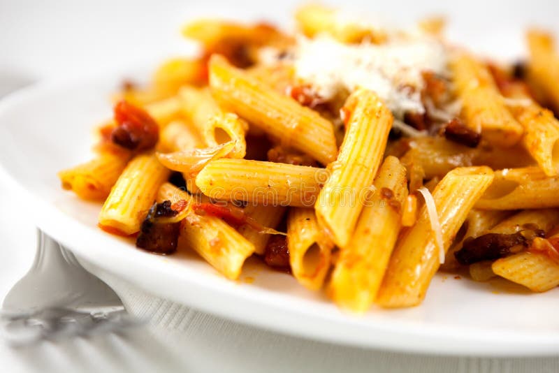 Penne Con Los Tomates, Pancetta Y Parmesano Foto de archivo - Imagen de ...