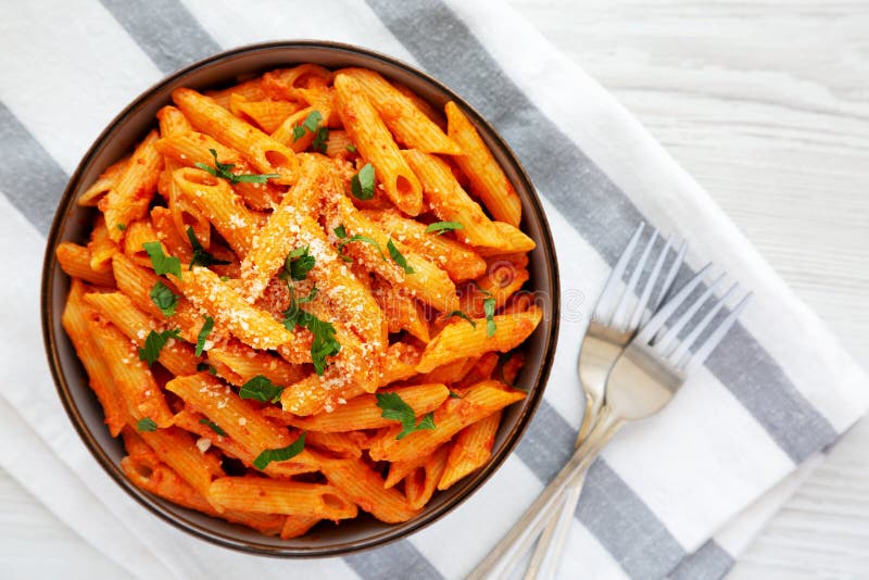 'penne fatte in casa alla vodka', salsa di salsa di avanzo con formaggio e prezzemolo vista dall'alto. sopraelevazione immagini stock