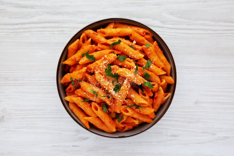 'penne fatte in casa alla vodka', salsa di salsa di avanzo con formaggio e prezzemolo vista dall'alto. sopraelevazione immagine stock libera da diritti