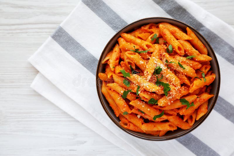 'penne fatte in casa alla vodka', salsa di salsa di avanzo con formaggio e prezzemolo vista dall'alto. sopraelevazione. spazio di fotografia stock