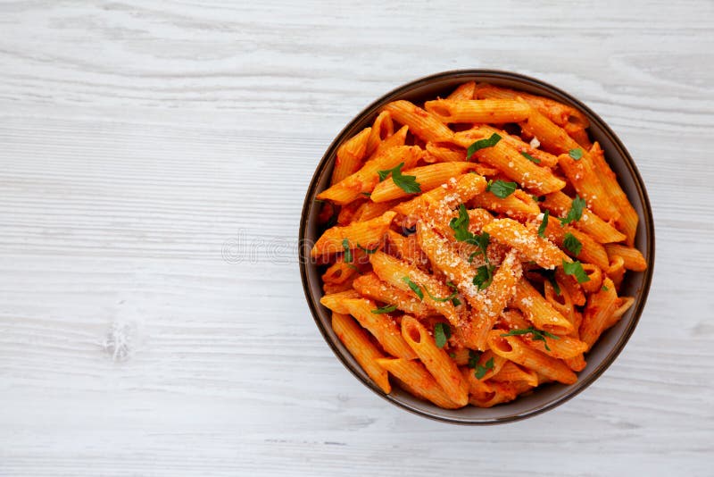 'penne fatte in casa alla vodka', salsa di salsa di avanzo con formaggio e prezzemolo vista dall'alto. sopraelevazione. spazio di immagini stock libere da diritti