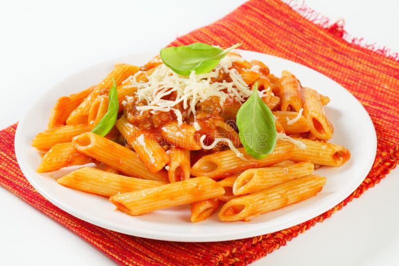 Penne z mięsnym pomidorowym kumberlandem obraz royalty free