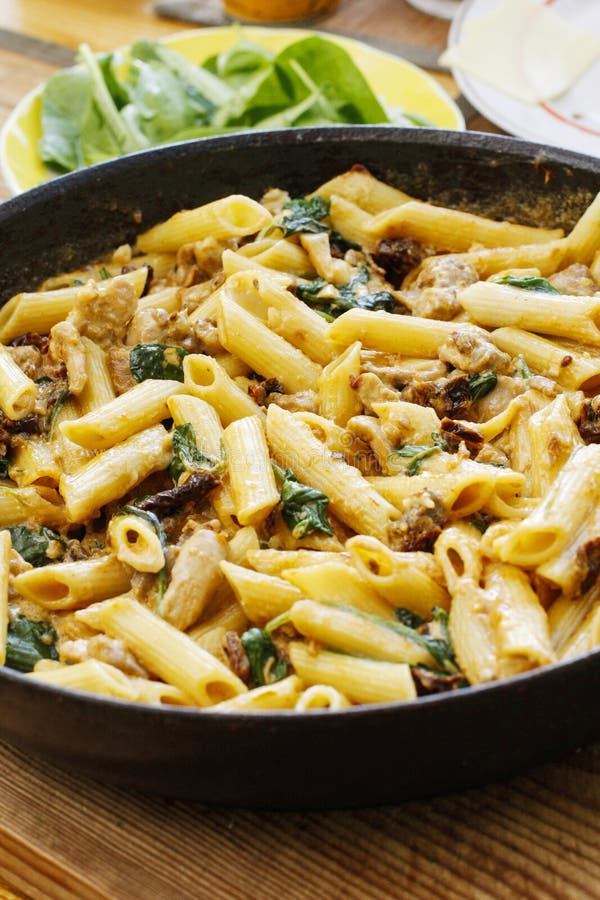 Penne-Teigwaren Mit Spinat, Sonnengetrockneten Tomaten Und Huhn Auf ...