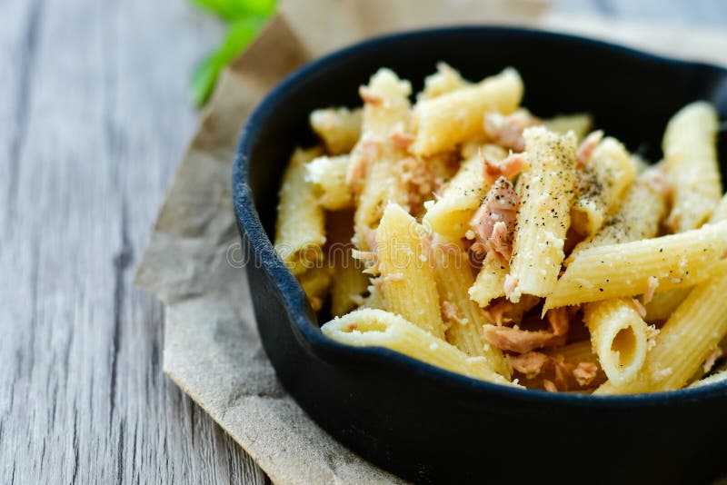 Penne mit Thunfischen stockfoto. Bild von koch, köstlich - 113678522