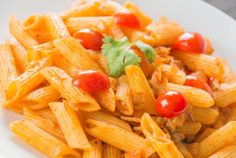 Penne Pasta foto de archivo. Imagen de plato, alimento 74371242