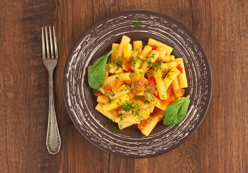 Penne Pasta com tomate foto de stock. Imagem de folha 35348692