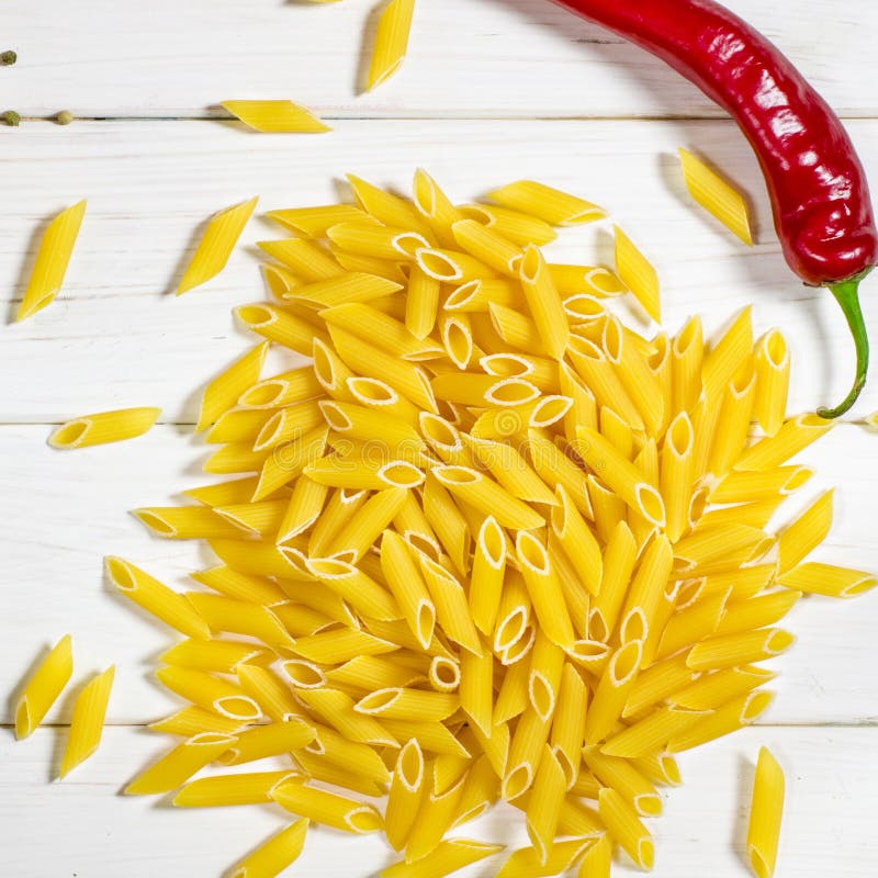 Penne Pasta, grüne Basilika, Parmesan, Sesam, Knoblauch, Chili, Eier liegen auf einem weißen Tisch lizenzfreie stockfotografie