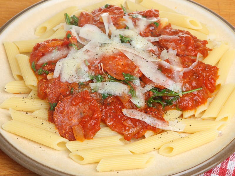 Penne Pasta Mit Salami Und Soße Stockbild - Bild von pfeffer, boden ...