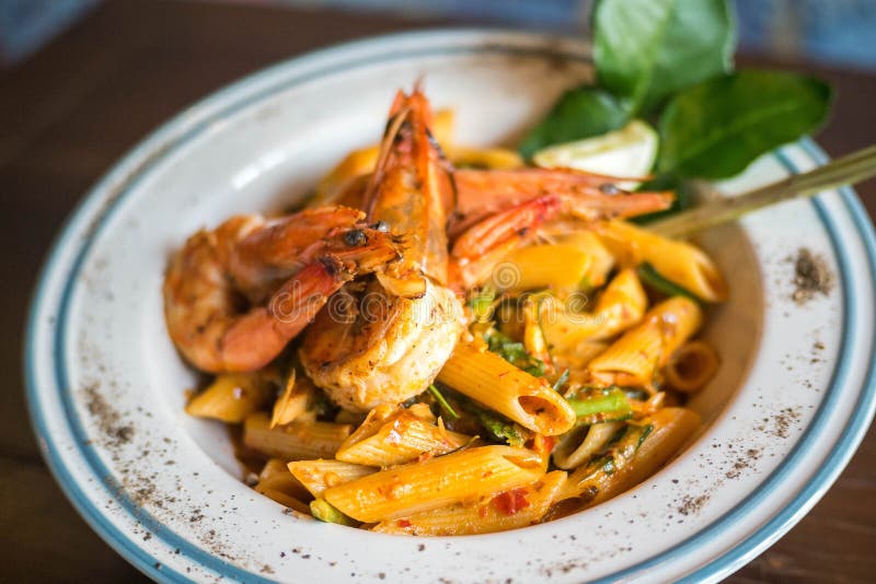 Penne picante más allá con el camarón y la albahaca imágenes de archivo libres de regalías Penne picante más allá con el camarón y la albahaca imágenes de archivo libres de regalías