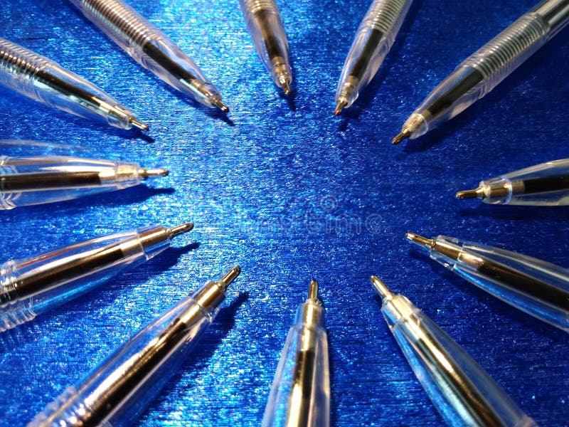 Penne a sfera blu in un cerchio fotografia stock libera da diritti Penne a sfera blu in un cerchio fotografia stock libera da diritti