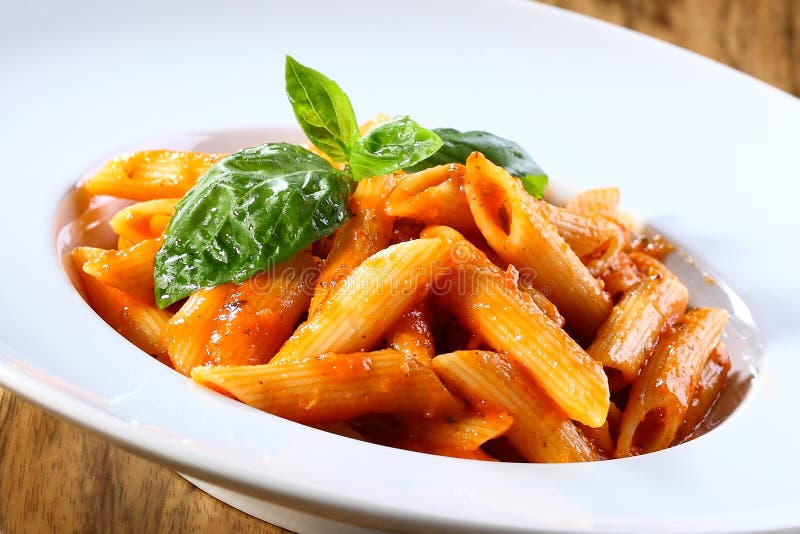 Penne-Teigwaren in Der Tomatensauce Stockbild - Bild von nahaufnahme ...