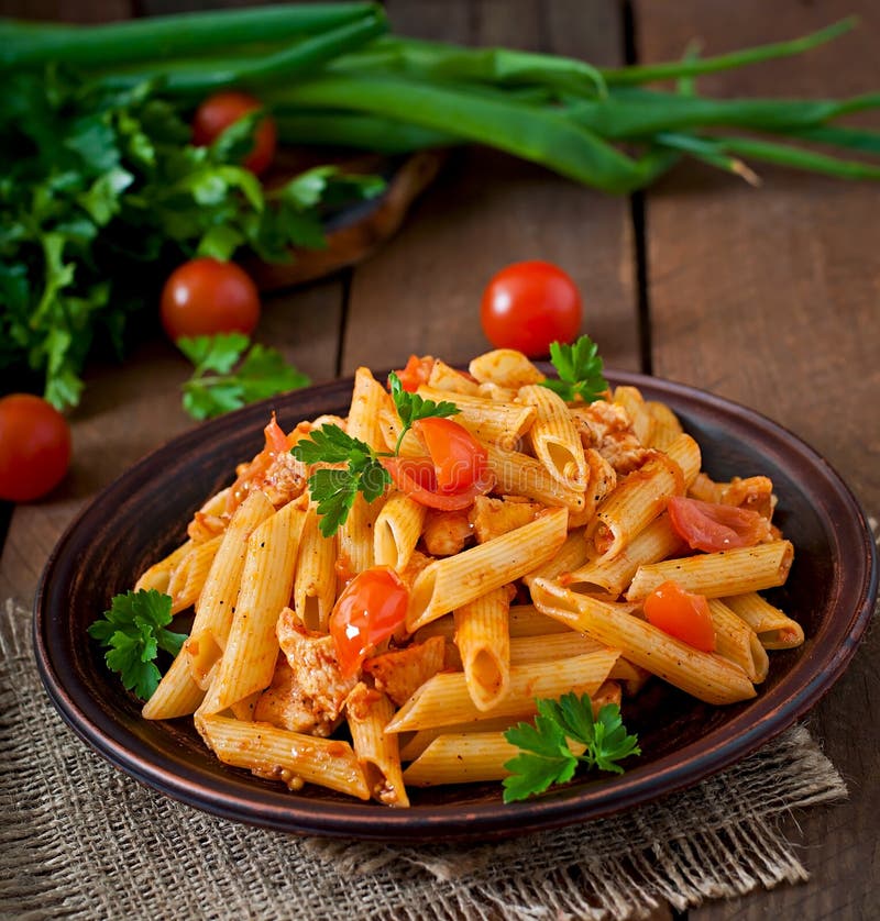 Penne-Teigwaren in Der Tomatensauce Mit Huhn, Tomaten Verziert Mit ...