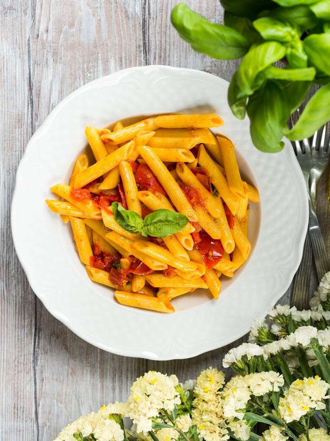 Penne Teigwaren Mit Frischen Tomaten Und Basilikum Tabelle Stockbild ...