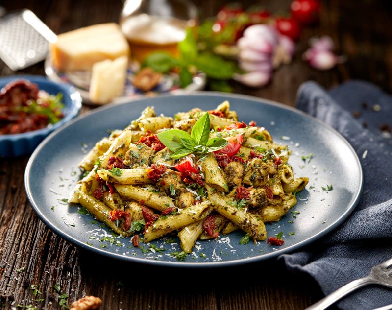 Penne-Teigwaren Mit Spinat, Sonnengetrockneten Tomaten Und Huhn Auf ...