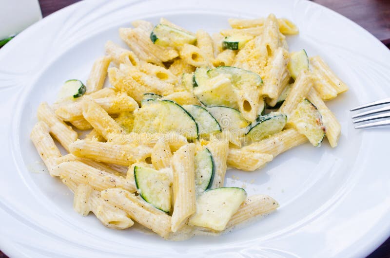 Penne με τα πράσινα κολοκύθια στοκ εικόνες Penne με τα πράσινα κολοκύθια στοκ εικόνες