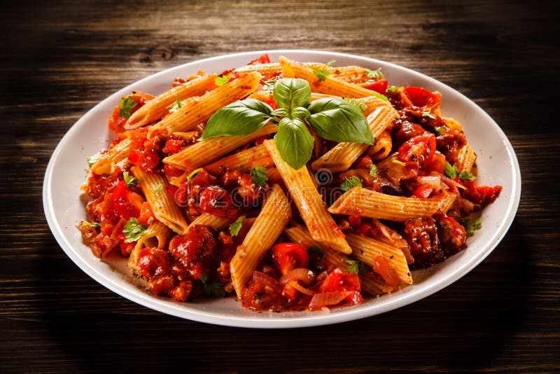 Penne με το κρέας, τη σάλτσα ντοματών και τα λαχανικά στοκ εικόνα Penne με το κρέας, τη σάλτσα ντοματών και τα λαχανικά στοκ εικόνα