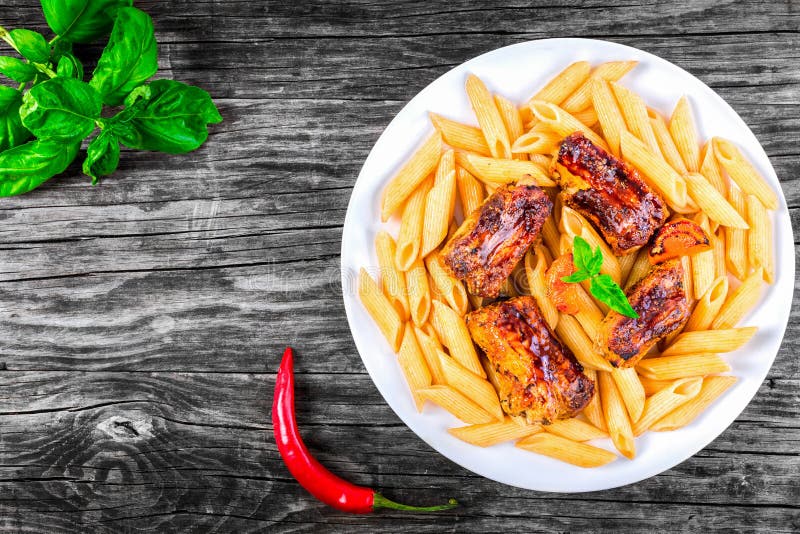 Penne макаронных изделий, зажаренные нервюры, моркови, чили, базилик стоковое фото rf Penne макаронных изделий, зажаренные нервюры, моркови, чили, базилик стоковое фото rf