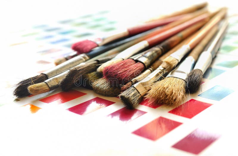 Pennelli dell'artista su un campione di colore