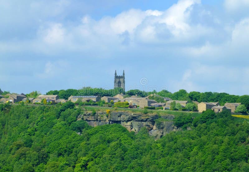 Pennine wioska przeglądać z naprzeciw Calder doliny z historycznymi kościół domami i otaczającym lasem heptonstall obraz royalty free Pennine wioska przeglądać z naprzeciw Calder doliny z historycznymi kościół domami i otaczającym lasem heptonstall obraz royalty free