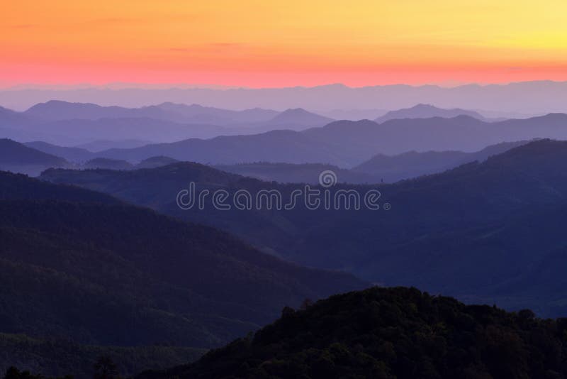 Penombra della montagna immagine stock libera da diritti Penombra della montagna immagine stock libera da diritti