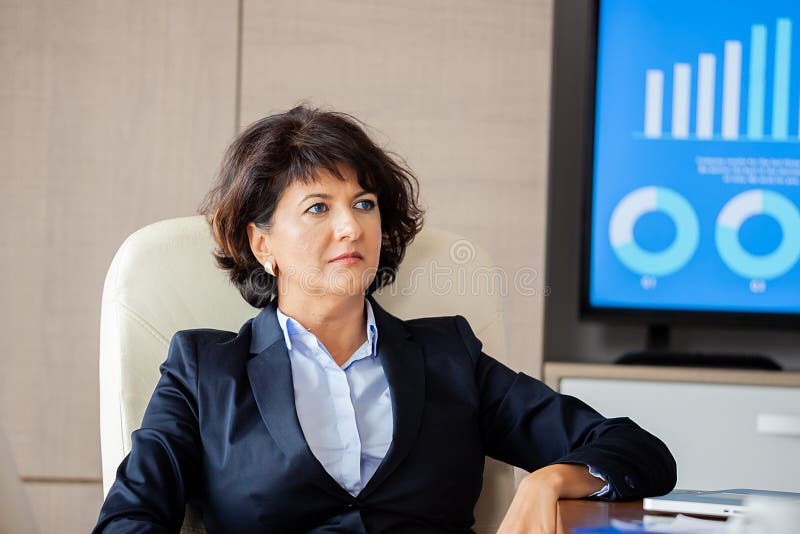 Pensamento sobre a melhor opção para seu negócio imagem de stock