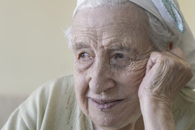 Pensamento superior feliz da mulher imagens de stock Pensamento superior feliz da mulher imagens de stock