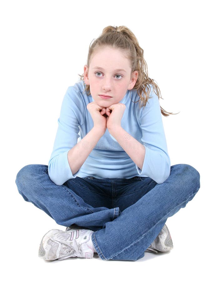 Pensamiento que se sienta de la muchacha adolescente hermosa sobre blanco imagenes de archivo