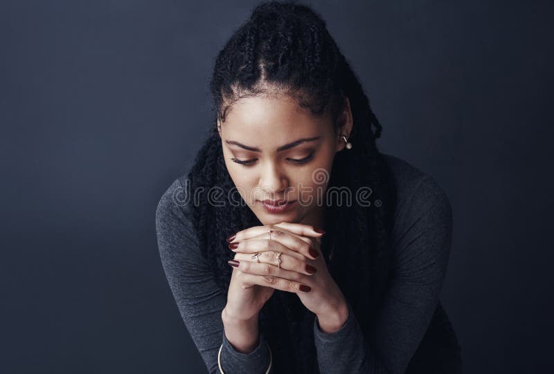 Pensamiento triste y mujer africana con antecedentes grises en estudio con depresión molesta y emociones infelices. salud mental fotografía de archivo libre de regalías