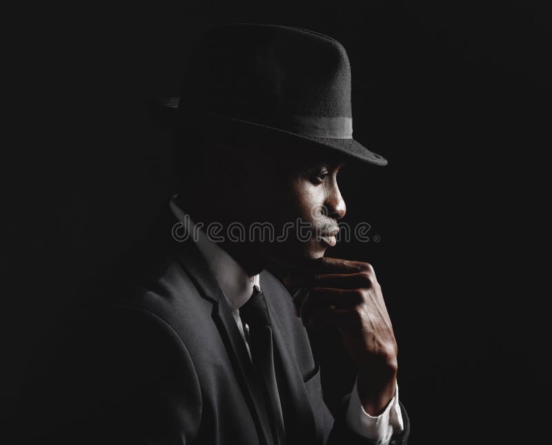 Pensandoci uomo nero e misterioso con vestito in nero per moda eleganti vestiti e crimine capo della mafia fotografie stock