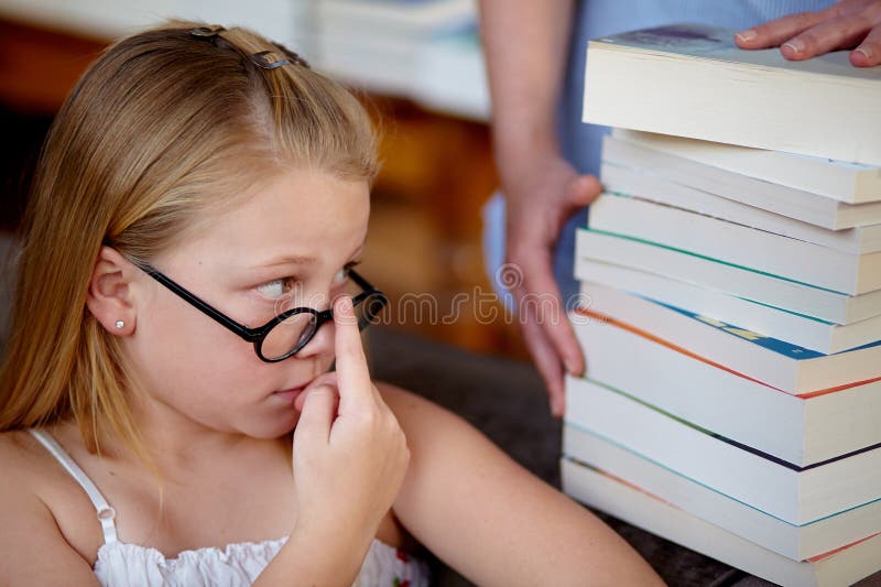 Pensare un bambino con libri in una biblioteca per educare sapere e imparare. sembra preoccupata e una ragazza immagini stock