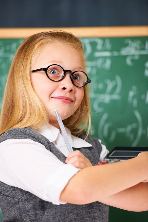 Pensare a uno studente di matematica e di bambini in classe con una soluzione ideale o un'espressione facciale brainstorming. educ fotografia stock