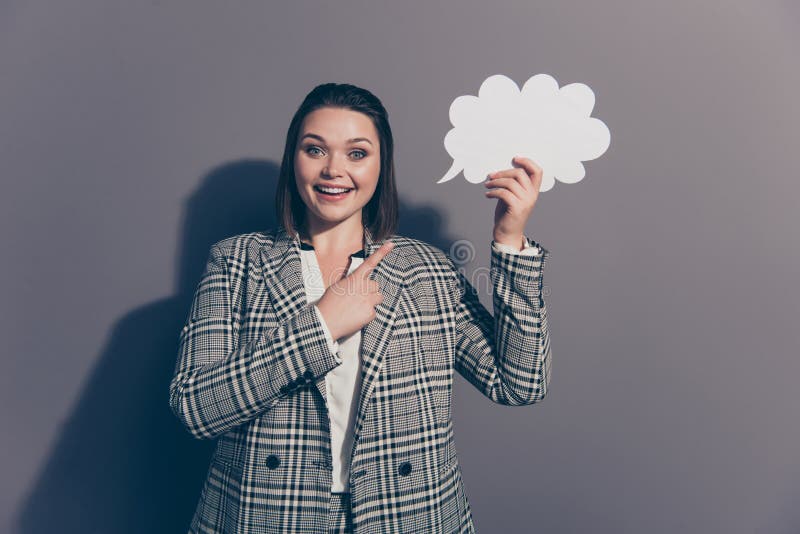 Pensi il concetto creativo Ritratto alto vicino della foto di sicuro sveglio del positivo felice piacevole in signora dell'uffici immagine stock Pensi il concetto creativo Ritratto alto vicino della foto di sicuro sveglio del positivo felice piacevole in signora dell'uffici immagine stock