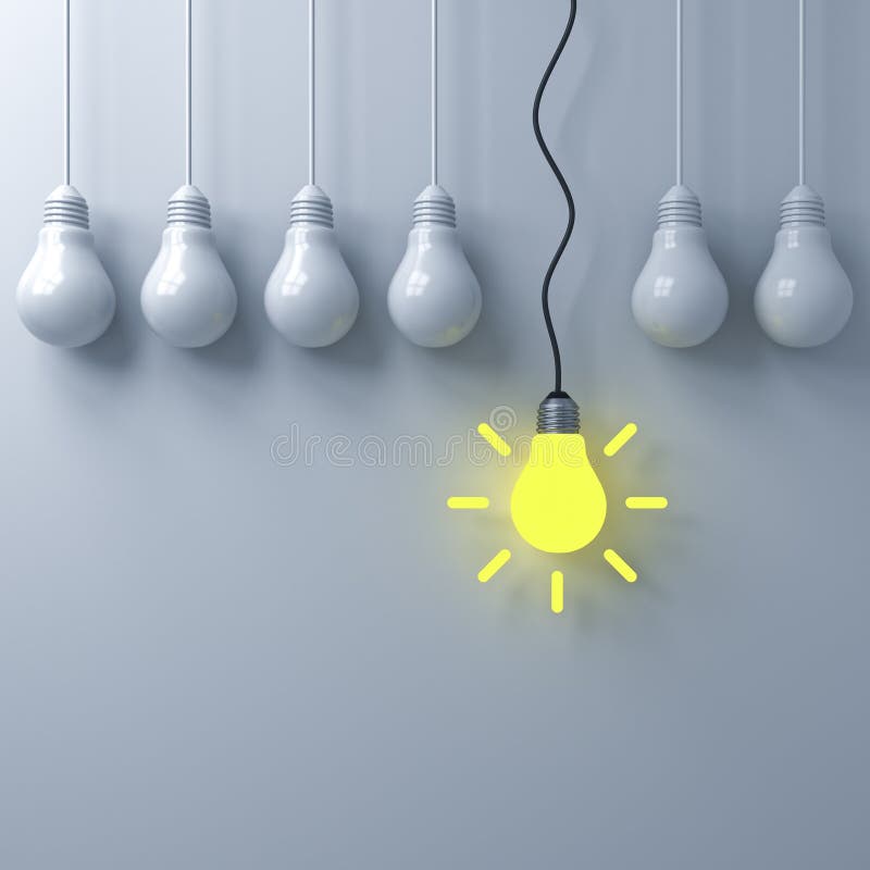 Pensi il concetto differente, una lampadina d'ardore d'attaccatura che sta fuori dalle lampadine spente tenui sul fondo bianco de fotografia stock Pensi il concetto differente, una lampadina d'ardore d'attaccatura che sta fuori dalle lampadine spente tenui sul fondo bianco de fotografia stock