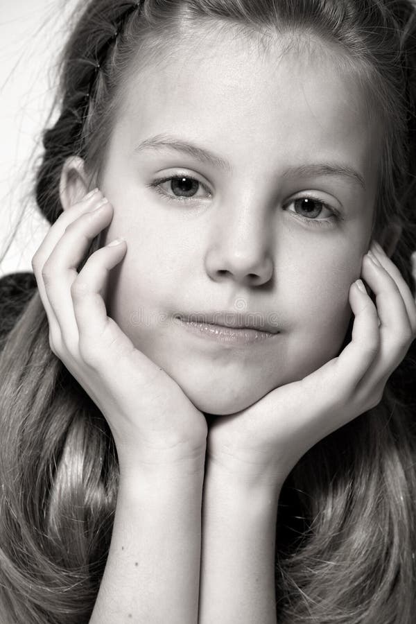 Bambino biondo che pensa fotografie stock