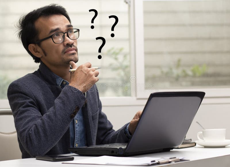 Pensiero e interrogativo degli imprenditori sul posto di lavoro immagini stock libere da diritti