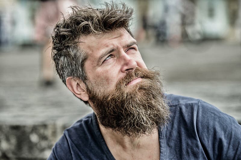 Pensiero ed esitare Fronte concentrato uomo barbuto Concetto premuroso di umore Operare le scelte importanti Uomo con fotografia stock libera da diritti Pensiero ed esitare Fronte concentrato uomo barbuto Concetto premuroso di umore Operare le scelte importanti Uomo con fotografia stock libera da diritti
