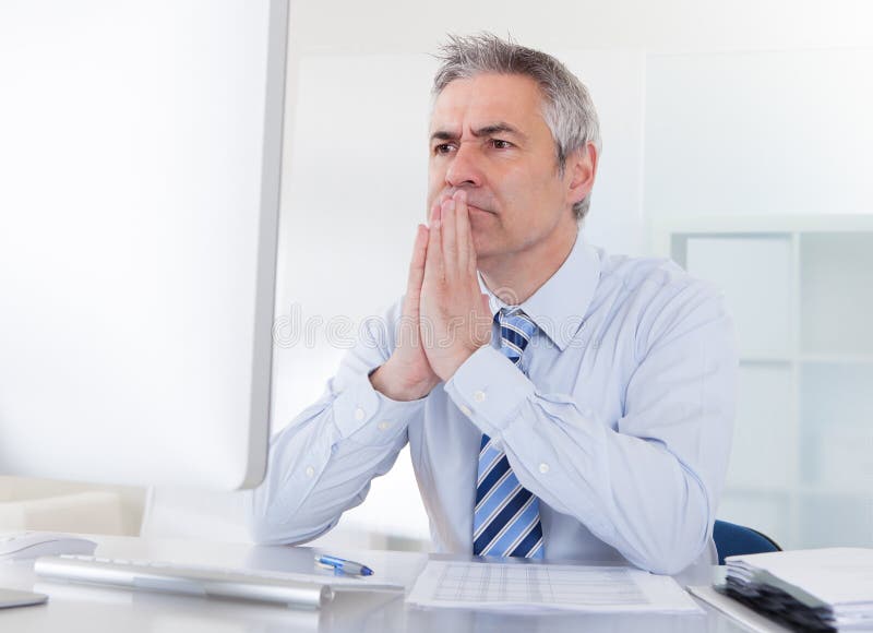 Pensiero maturo dell'uomo d'affari immagini stock libere da diritti