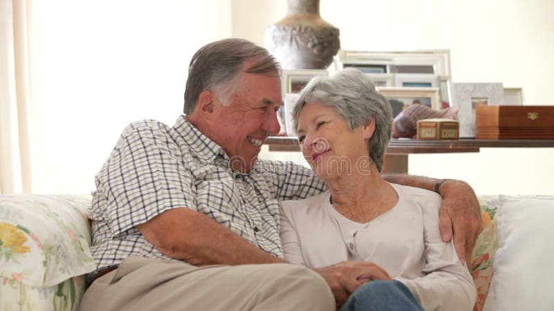 Pensionerat högt parsammanträde på Sofa At Home Together arkivfilmer