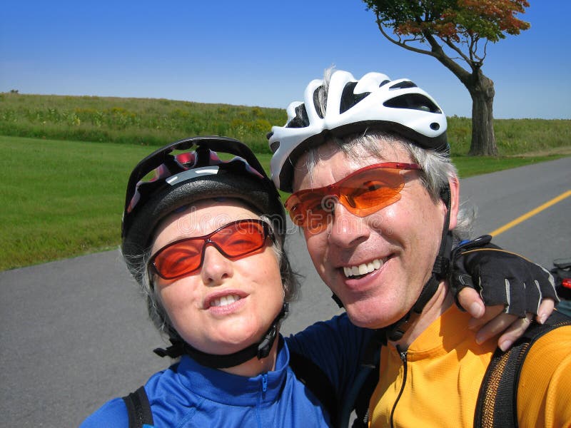 Pensioniertes Paar-Radfahren lizenzfreies stockbild Pensioniertes Paar-Radfahren lizenzfreies stockbild