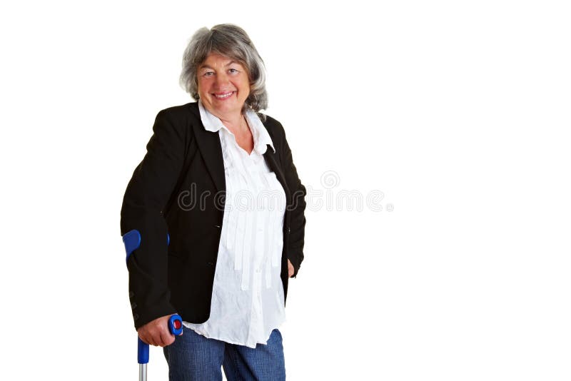 Pensionné marchant avec des béquilles images stock Pensionné marchant avec des béquilles images stock