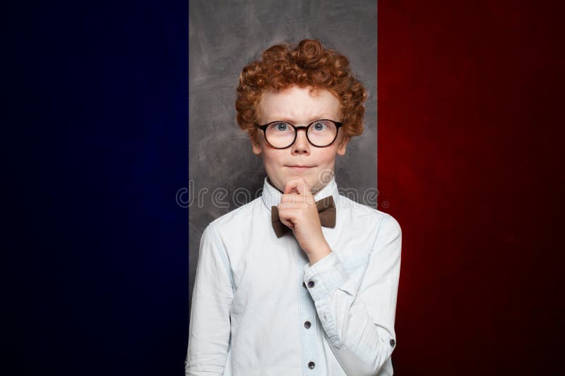 Pensionskind auf französischer Flagge. Bildungsreiselager und Studiensprache in Frankreich Konzept stockfotografie