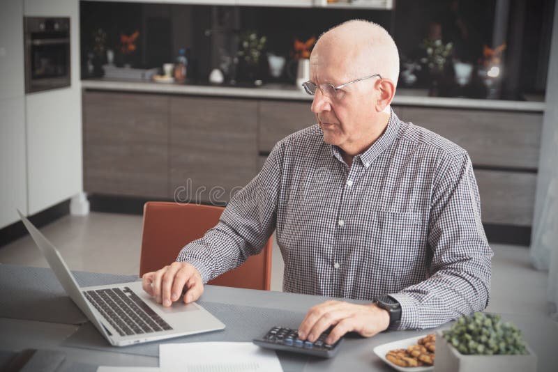 Pensionär zählt Geld, Steuerberechnungskonzept stockfotografie Pensionär zählt Geld, Steuerberechnungskonzept stockfotografie
