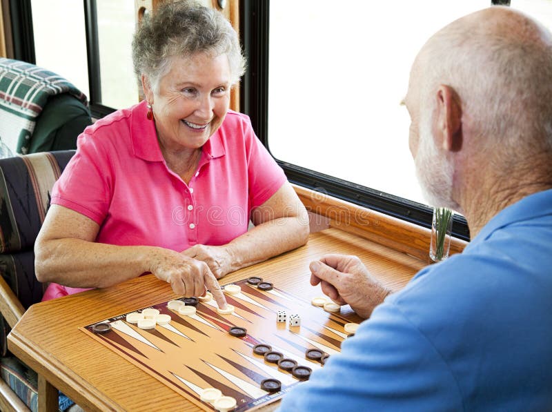 pensionärer för backgammonspelrumrv arkivfoton pensionärer för backgammonspelrumrv arkivfoton