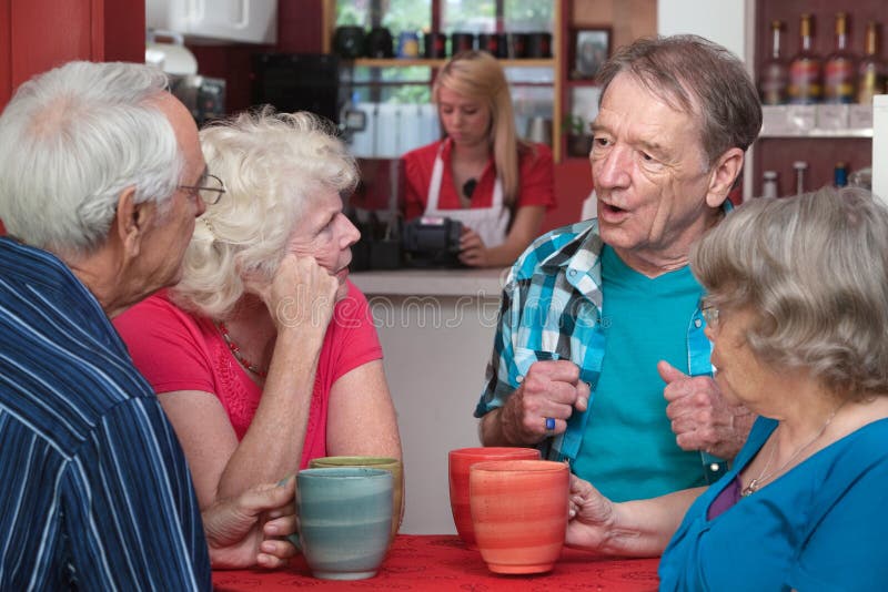 Pensionärer i konversation arkivbild Pensionärer i konversation arkivbild