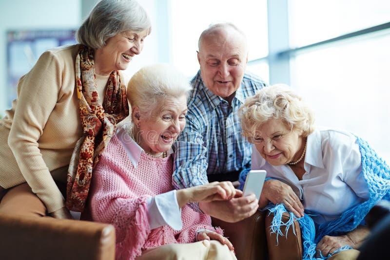 Pensionärer med smartphonen royaltyfri foto Pensionärer med smartphonen royaltyfri foto
