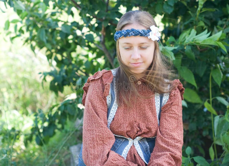 Ritratto pensieroso sognante le ragazze i vestiti stile.